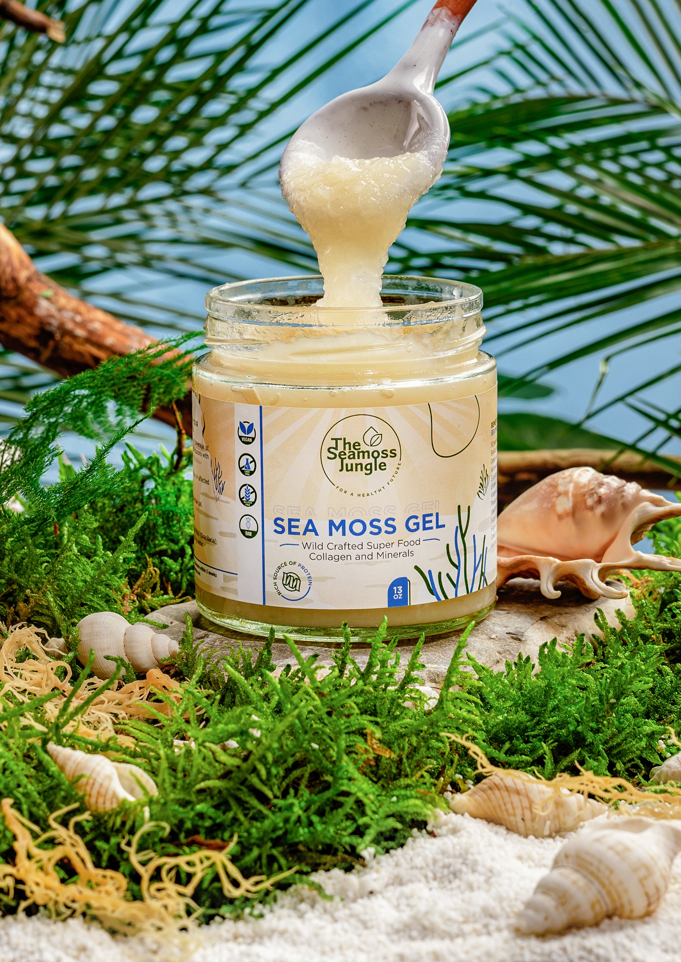 Geopende pot Sea Moss Gel met lepel erin.